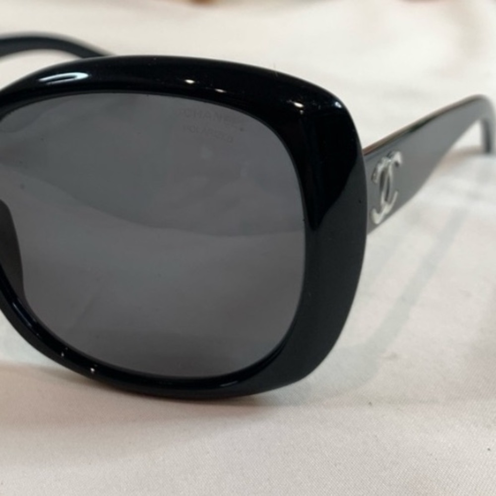 Chanel Vintage Chic Black Designer Sunglasses - Picture 2 of 4